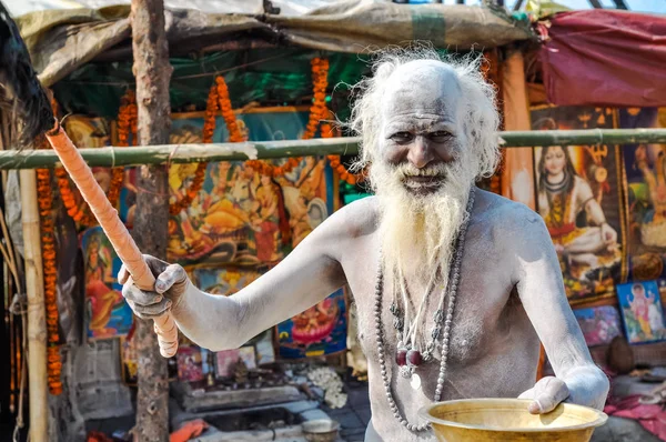 Man met plaat en stok in West-Bengalen — Stockfoto