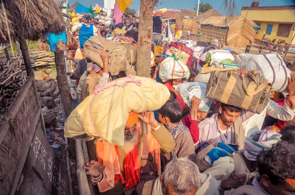 Az emberek a Nyugat-bengáli csomagokkal — Stock Fotó