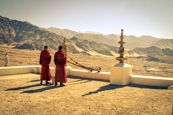 Monges ao nascer do sol em Ladakh — Fotografia de Stock