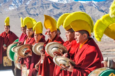 Rahipler Ladakh çatışma cimbals ile