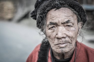 Arunachal Pradesh şapkalı yaşlı adam