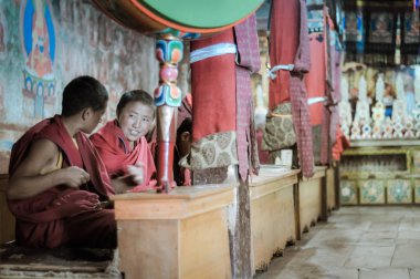 Genç rahipler Ladakh manastırda Thiksey at