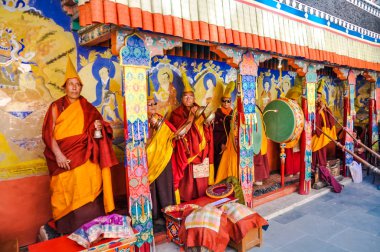 Kırmızı ve sarı renk ile Ladakh keşişler