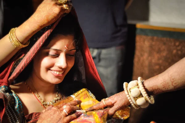 Mariée souriante au Rajasthan — Photo