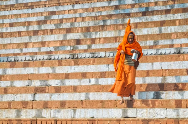Άνθρωπος με πορτοκαλί χρώμα σε Ουτάρ Πραντές — Φωτογραφία Αρχείου