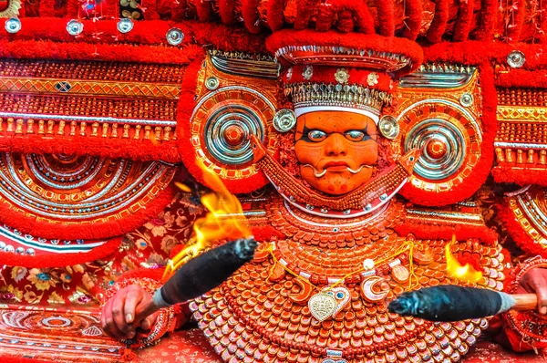 Виконавець на Theyyam у провінції Kerala — стокове фото