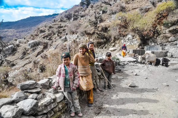 Τα παιδιά στα βουνά στη Uttarkhand — Φωτογραφία Αρχείου