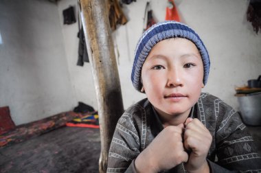 Tacikistan genç adam poz