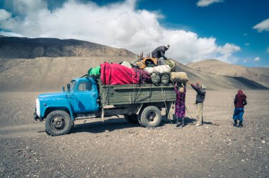 Tacikistan kamyon üzerinde yükleme