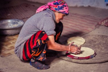 Hamur Tacikistan ile yaşlı kadın