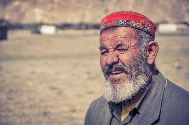 Tacikistan gümüş diş erkeklerle