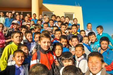 Afganistan'daki küçük öğrenciler