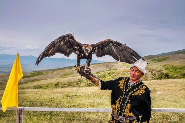 Kırgızistan'daki kartal adam