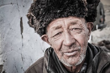 Tacikistan kürk yapılmış kap ile büyük adam