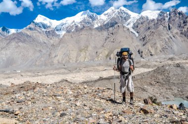 Adamın yanına buzul Kırgızistan