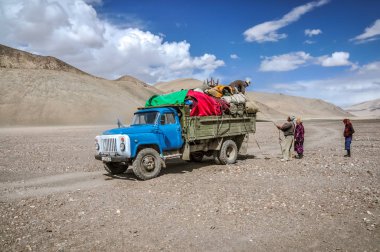 Kamyon ile Tacikistan ağır yük