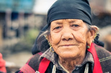 Himachal Pradesh kırışıklıkların kadınla