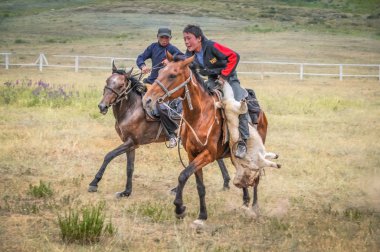 Kırgızistan'daki Ulusal oyun sırasında çocuklar