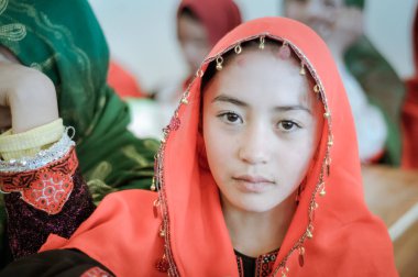 Afganistan'daki turuncu hijab kız