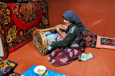 Kadın ve çocuk Tacikistan oturan