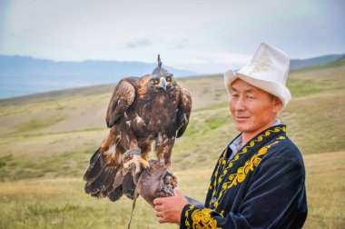 Altın Kartal Kırgızistan'daki adamla
