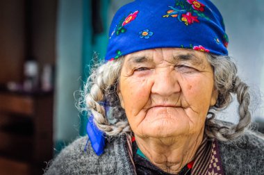 Yaşlı kadın ile Tacikistan Menekşe headcloth