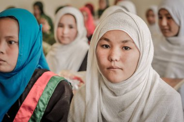 Afganistan'daki beyaz hijab kız