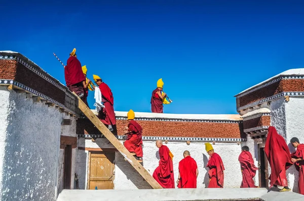 Mnisi z żółtym czapki w Ladakh — Zdjęcie stockowe