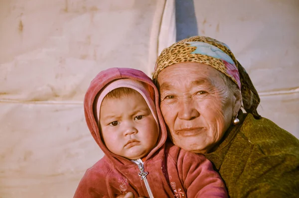 Kırgızistan'daki üzgün torun