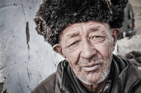 Tacikistan kürk yapılmış kap ile büyük adam