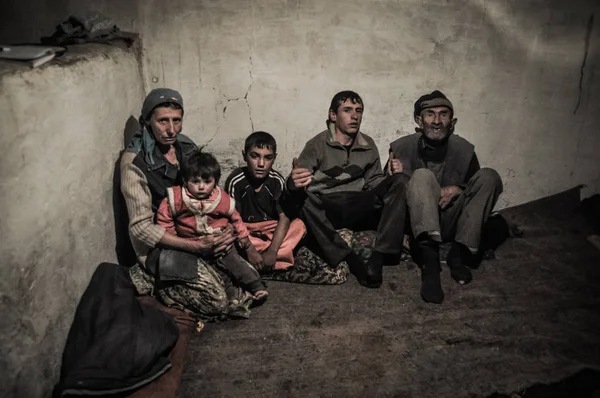 Tacikistan karanlık odada üzgün aile — Stok fotoğraf