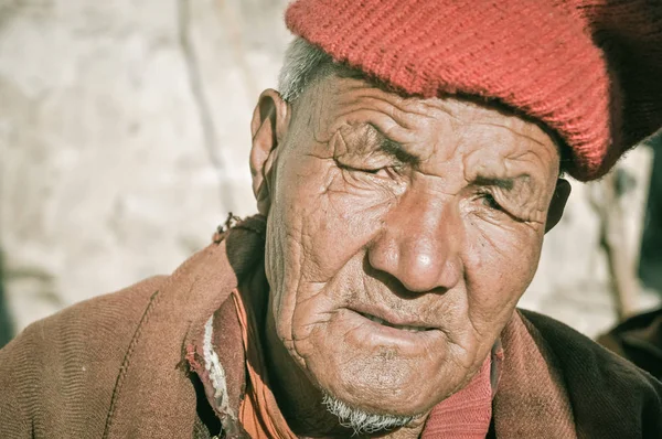 Homme avec chapeau rouge au Ladakh — Photo