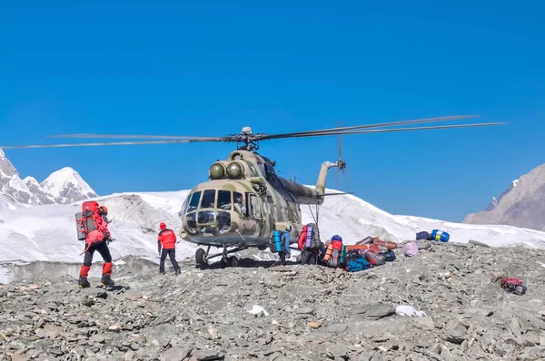 Kırgızistan'daki askeri helikopter — Stok fotoğraf