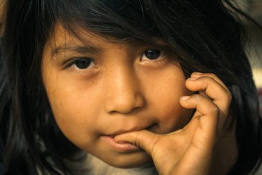 Bolivya'daki ağzına başparmak ile kız