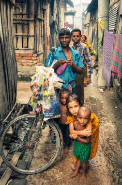 İnsanlar sokakta Bangladeş