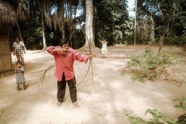 Adam Bolivya'daki ok ve yayla