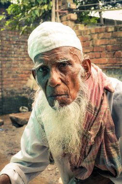 Bangladeş'te beyazlı adam