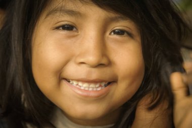 Bolivya'daki güzel gülümseme ile kız