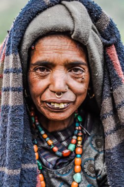 Nepal headcloth ile yerli kadın