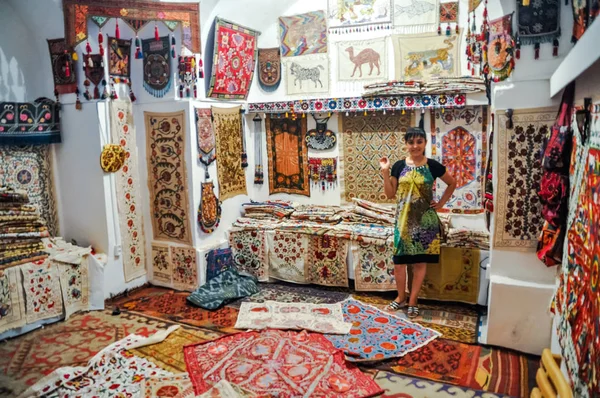 Loja de tapetes e tapizones em Uzbequistão — Fotografia de Stock