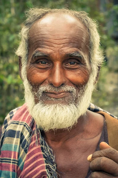 Uomo sorridente con barba in Bangladesh — Foto Stock