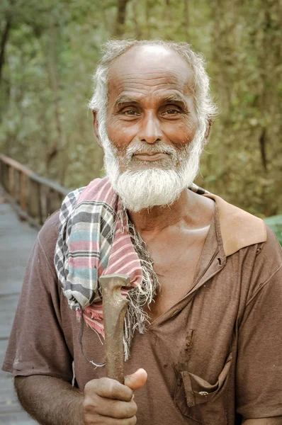 Uomo con bastone di legno in Bangladesh — Foto Stock