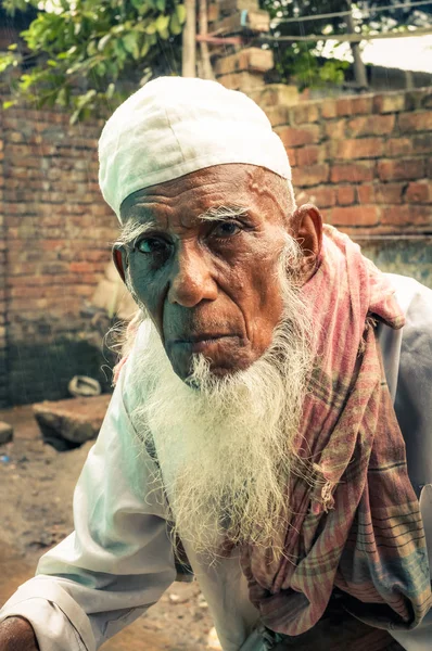 Bangladeş'te beyazlı adam