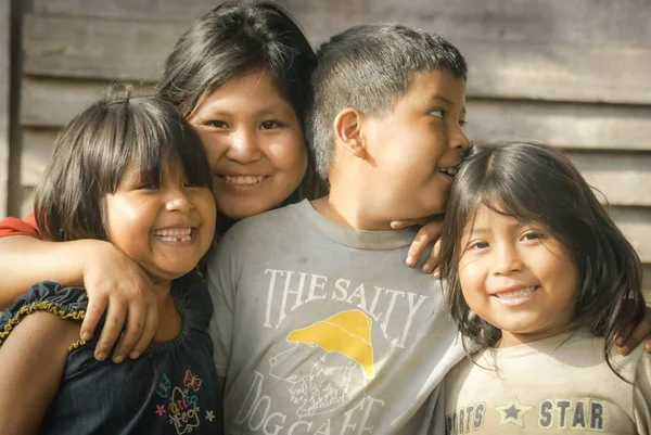 Hermanos sonrientes en Bolivia —  Fotos de Stock