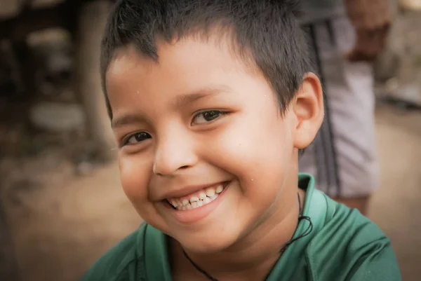 Chico sonriente en Bolivia — Foto de Stock