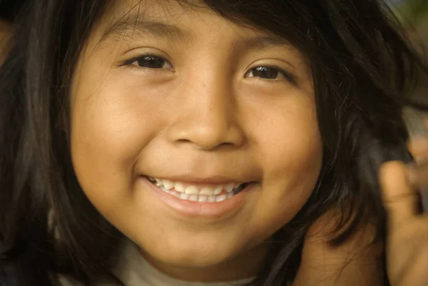 Chica con buena sonrisa en Bolivia — Foto de Stock