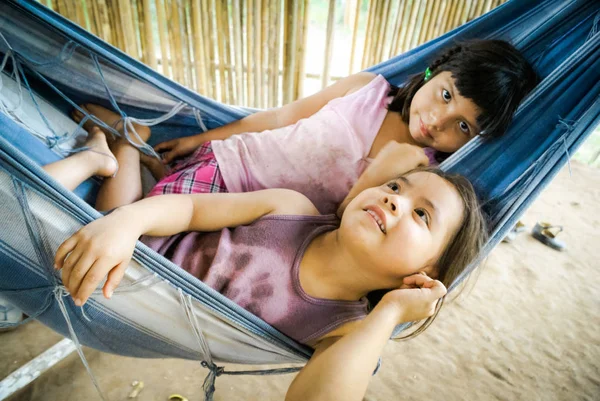 Meninas relaxantes em rede na Bolívia — Fotografia de Stock