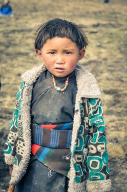 Nepal kısa saçlı kız