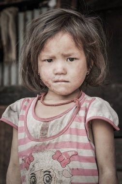 Nepal elbiseli küçük kız