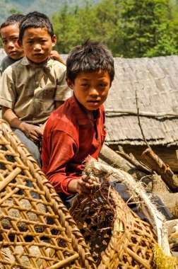 Çocuklar Nepal sepetleri ile